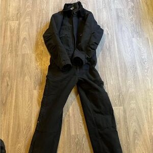 Insulates coveralls